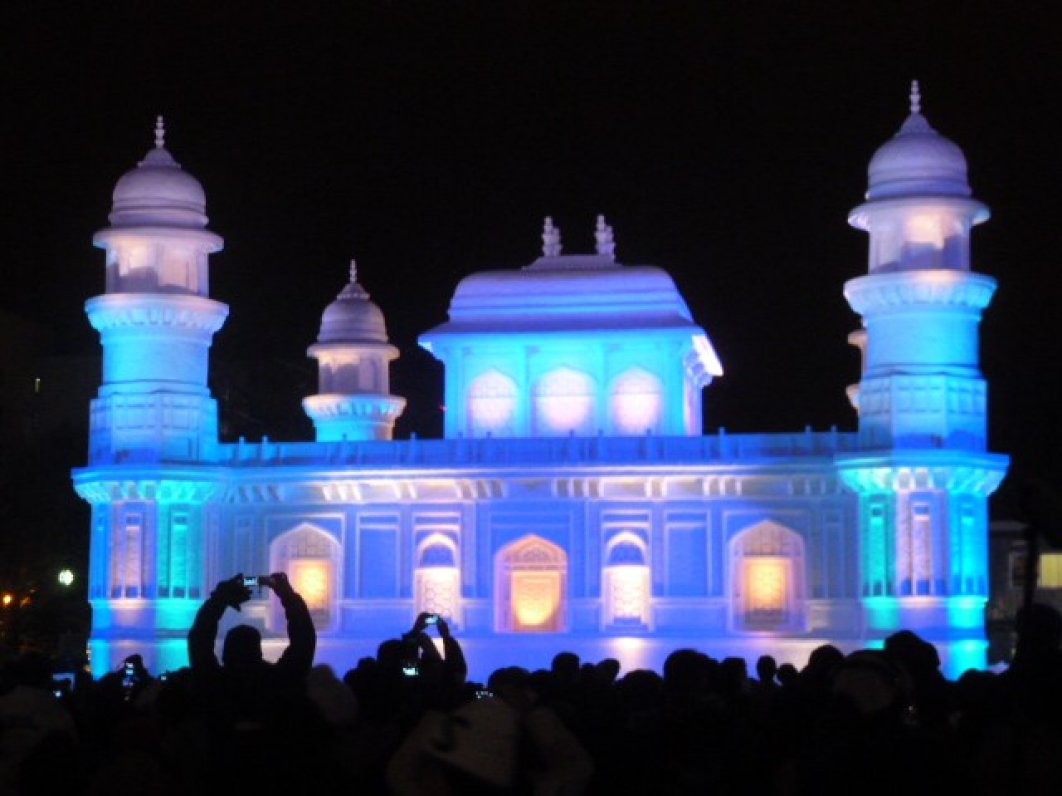 Night show on snow sculpture