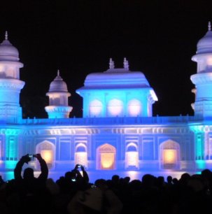 Night show on snow sculpture