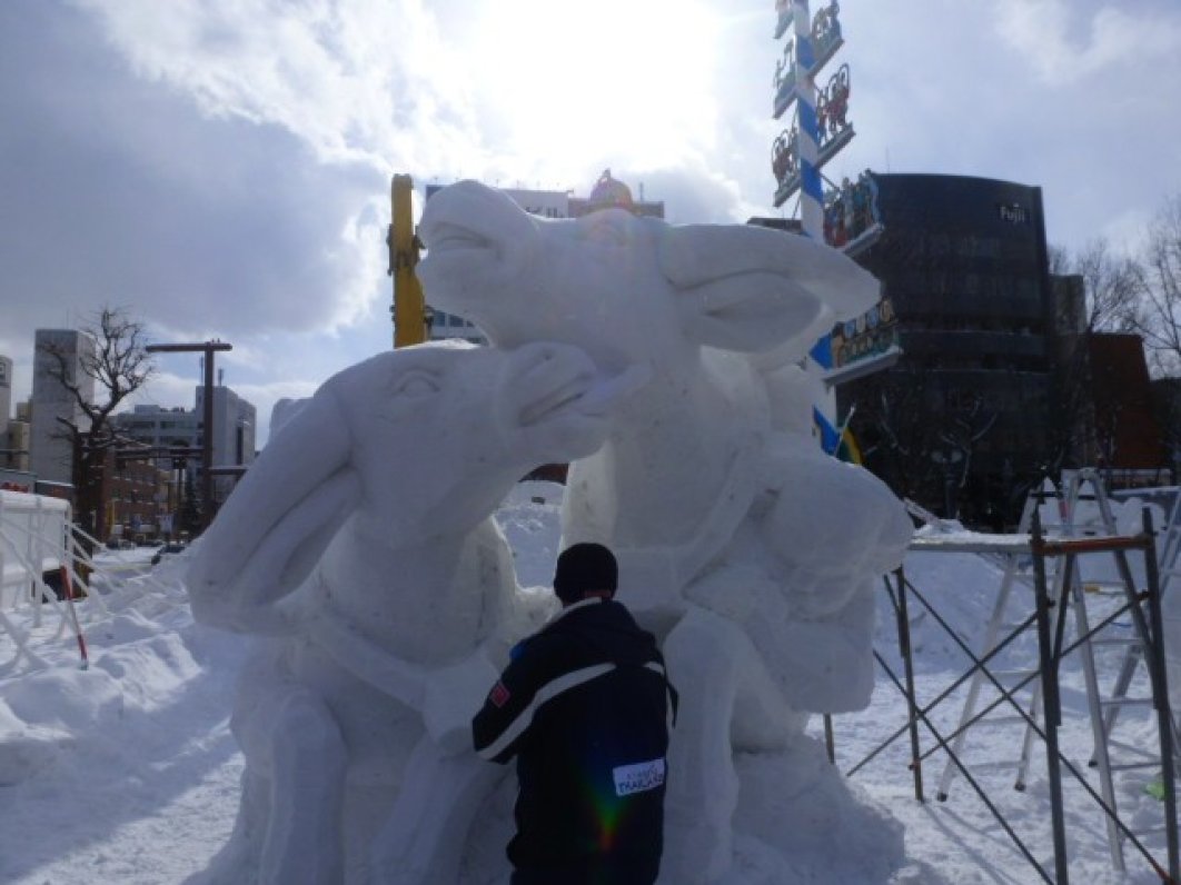 Creating a sculpture at the international competition area