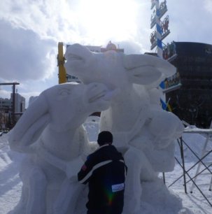 Creating a sculpture at the international competition area