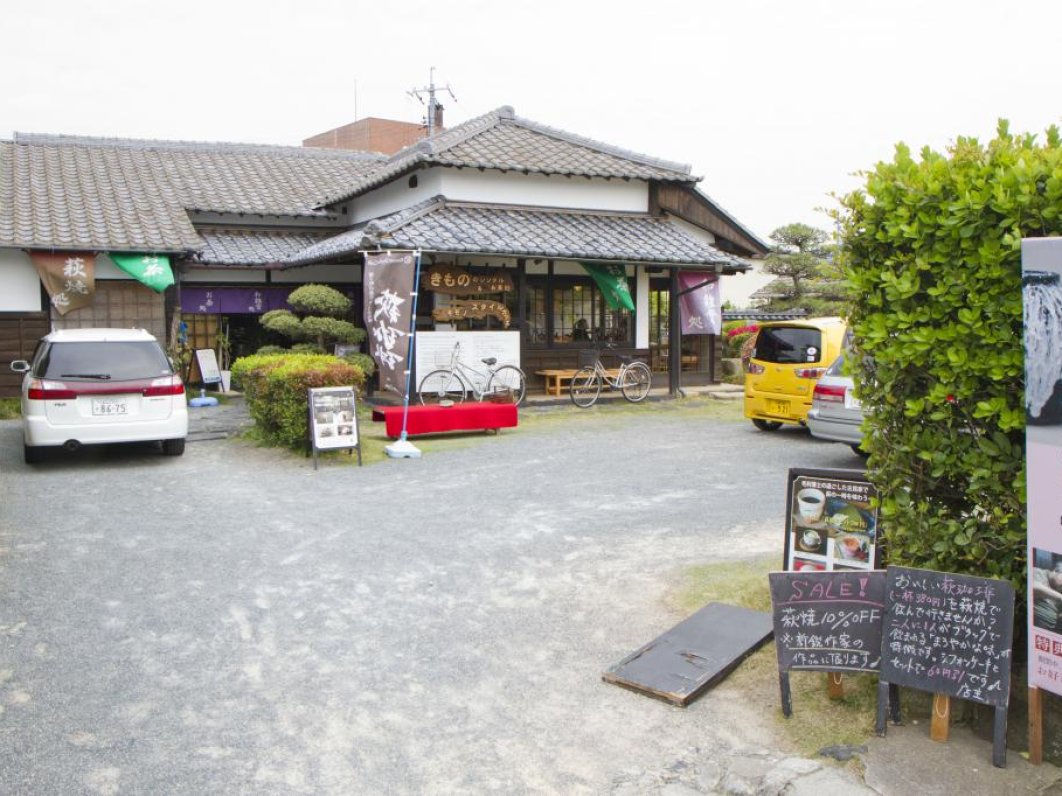 This shop offers a chance to wear a kimono