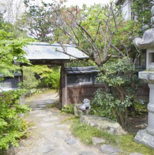 A house garden in the castle town
