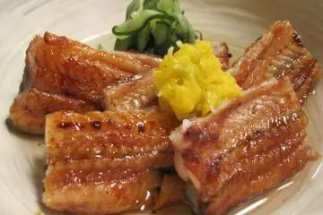 Uzaku, belut panggang dengan timun dan saus vinegar