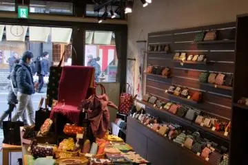 <p>One of the many small shops in the Warehouse District</p>
