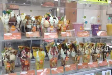 <p>เครปเย็น ขนมยอดนิยมของผู้คนที่เดินบนถนนสายนี้</p>