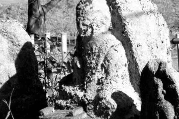<p>Old Buddhist statue along the path</p>