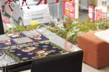 <p>โตีะและเก้าอี้ในมุมที่มองเห็นลานจอดรถ</p>