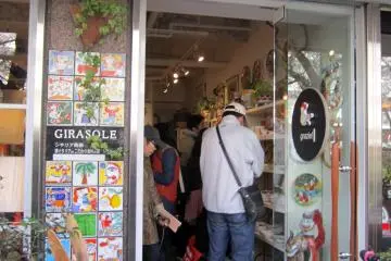 <p>ร้านเล็กๆตกแต่งอย่างมีสไตล์ขายของเฉพาะอย่าง</p>