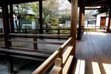 Walking these corridors makes you appreciate the beauty of its wood, which is smooth and warm