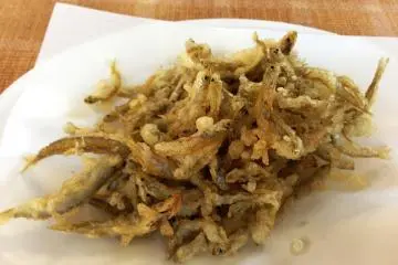 <p>ปลาวะกะสะงิทอดพร้อมเสิร์ฟ</p>