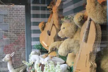 <p>Bear Band หรือวงดนตรีหมี รอต้อนรับคุณให้เข้าไปสู่ Karakuri Dobutsuen (Zoo) สวนสัตว์ที่รวบรวมทั้งจากป่าเขาและทะเล</p>