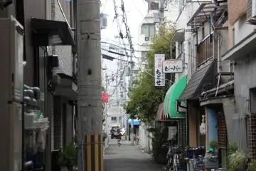 <p>ร้าน chitose เป็นร้านเล็กๆตั้งอยู่ในซอยนี้ หากเลี้ยวขวาเข้ามา</p>