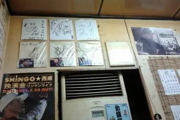 <p>มีลายเซนต์ดารานักแสดงนักกีฬาชื่อดังเคยมาทานที่นี่ด้วย</p>
