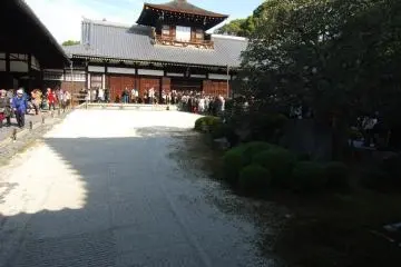 <p>Kaizandoฝั่งซ้ายเป็นสวนหิน</p>