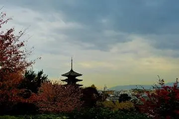 <p>Daytime view of Yasaka-no-to Tower from the&nbsp;Kodai-ji Temple&nbsp;parking lot</p>