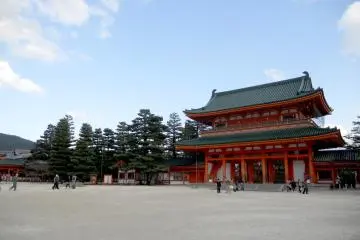 <p>มุมมองจากภายในศาลเจ้าเฮอังของประตูสวรรค์ หรือ โอเท็มมง ศาลเจ้าเฮอัง</p>