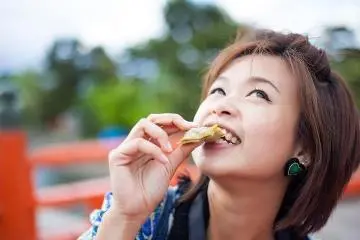 <p>อร่อยก็ซื้อ ไม่อร่อบก็...ชิม</p>