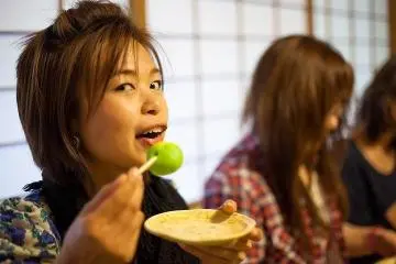 <p>ขนมโมจิชาเขียวรสขมปี๋ ทานคู่กับชาร้อนดีๆ อร่อยมากมีแบบไม่เคยเจอ</p>