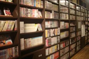 <p>ชั้นวางหนังสือของที่นี่จะเรียงตามลำดับอักษร A-Z</p>