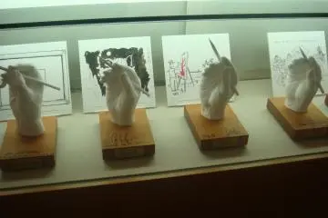 <p>รูปปั้นรูปมือของนักเขียนการ์ตูนชื่อดัง</p>