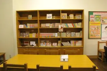 <p>คลังหนังสือการ์ตูนของ โมโมโกะ ซากุระ นักเขียนเรื่องจิบิมารูโกะจัง</p>