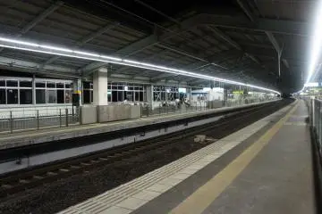 Platform view of&nbsp;Shin Kobe Station at night-time. It's&nbsp;a&nbsp;relatively small station with only two platforms, one going towards Osaka, the other one&nbsp;to Akashi.&nbsp;