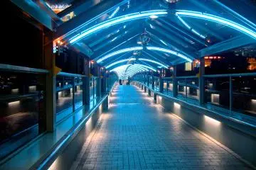<p>สะพานลอยเชื่อมระหว่างสถานีชินโกเบสู่ตัวเมือง เพื่ออำนวยความสะดวกแก่ผู้คนที่สัญจรไปมา ทั้งยังเชื่อมต่อกับโรงแรมหลายแห่งใกล้สถานีอีกด้วย</p>
