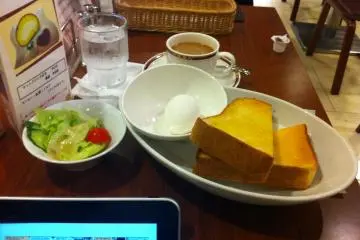 <p>ติดกับจุดจำหน่ายตั๋วมีร้านอาหารที่เสิร์ฟชุดอาหารเช้าแบบอังกฤษในราคาเพียง 500 เยน พร้อมเติมกาแฟแบบไม่อั้น-อร่อยอย่าบอกใคร!<br />
&nbsp;</p>
