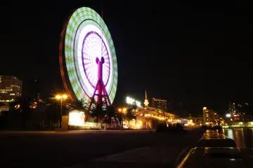 <p>The Ferris wheel at the amusement park on&nbsp;the premises of the Kobe Mosaic Mall&nbsp;with great&nbsp;joyrides for children. There is a nice walkway with the view of Port Tower of Kobe in the distance.</p>