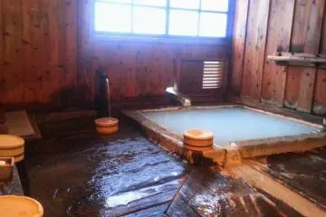 <p>What stories would this bath tell if the walls could talk?</p>
