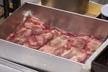 <p>เนื้อเป็นชิ้นรอย่าง</p>