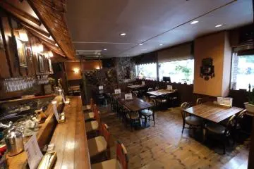 table seating (Photo: <a href="http://www.flickr.com/photos/gethiroshima/" target="_blank" rel="noreferrer noopener nofollow">gethiroshima.com</a>)