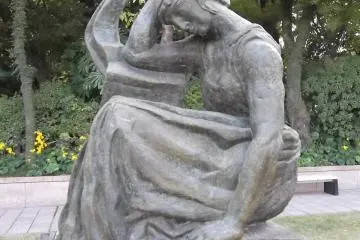 <p>A statue on the forecourt</p>