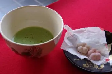 <p>ชาเขียวเสริฟ์ในบ้านน้ำชา</p>