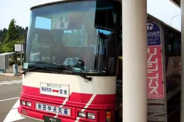 Akita Airport Buses are operated by Akita Chuo Kotsu with one way fares from 900 yen per adult, 450 yen per child. (Photo:  Airport Limousine @ AXT/RJSK – <a href="http://www.flickr.com/photos/hyougushi/3687700036/in/set-72157621890480958" target="_blank" rel="noreferrer noopener nofollow">Hideyuki KAMON</a> / <a href="https://creativecommons.org/licenses/by-sa/2.0/" target="_blank" rel="noreferrer noopener nofollow">CC BY-SA 2.0</a>)
