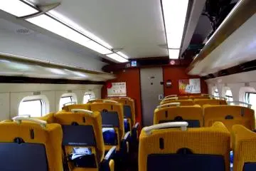 The interior of the Super Komachi, the fastest train between Akita and Tokyo (Photo: <a href="http://en.japantravel.com/view/tokyo-to-akita-by-super-komachi" target="_blank" rel="noreferrer noopener nofollow">Jeremy Yap</a>)