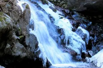 A gushing side cascade (Photo: Mikan Smithee)