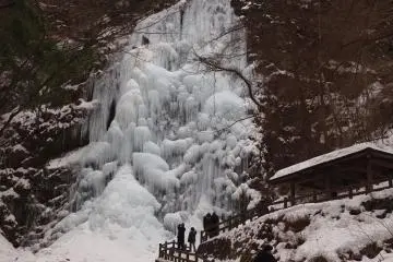 Shirai Falls in Toon (Photo: Ehime Prefecture)