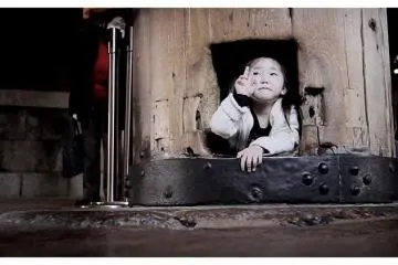 <p>Seorang Anak Masuk di "Hidung Budda" di Kuil Todai-ji, Nara, Jepang</p>