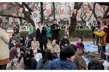 <p>Teman Jepang Merayakan Hanami di Taman Ueno, Tokyo, Jepang</p>