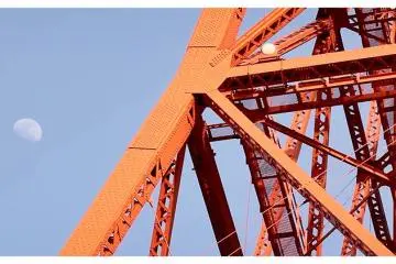 <p>Bulan di Latar Belakang Tokyo Tower, Tokyo, Jepang</p>
