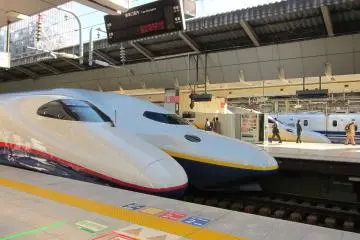 <p>E2 (nagano shinkansen) vs E4 (joetsu shinkansen)
&nbsp;</p>