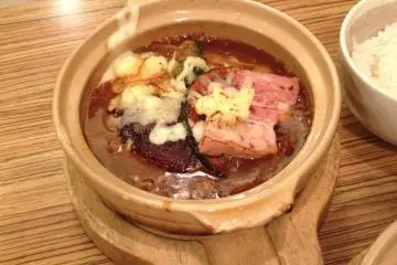<p>แฮมเบอร์เกอร์หม้อดิน</p>