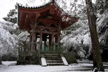 <p>หนึ่งในหอระฆังที่มีอยู่สองหอ</p>

