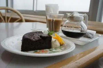 <p>Mint Kobe Cafe inside the glasshouse. The atmosphere in the cafe and the overall glasshouse experience will certainly make you forget the weekday pressure of work.&nbsp;</p>