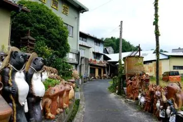 <p>รูปปั้นเรียงแถวตามถนน</p>

<p></p>

<p></p>