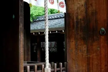 무거운 나무문 중 하나