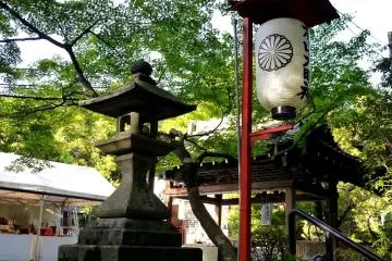 Stone lanterns and paper lanterns