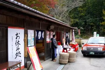 사원 뒤편에는 기념품 가게, 주차장도 있다