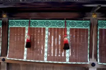 <p>ม่านหวายพร้อมกรอบผ้าปักดอกและพู่โต</p>